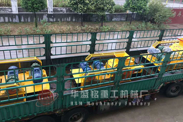 三臺對輥機(jī)一起發(fā)往葫蘆島
